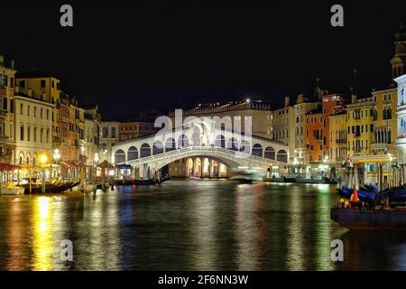 Venezia, Italia - 26 aprile 2019 : il bellissimo ponte di Rialto a Venezia di notte Foto Stock