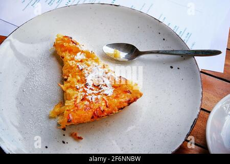 Fetta di torta aperta di mela appena sfornata su piatto di porcellana, primo piano Foto Stock