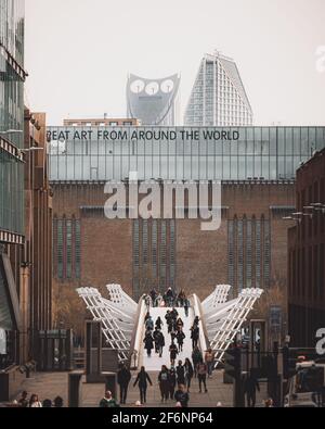 Millennium Bridge and Tate Modern Museum, Londra, Regno Unito Foto Stock