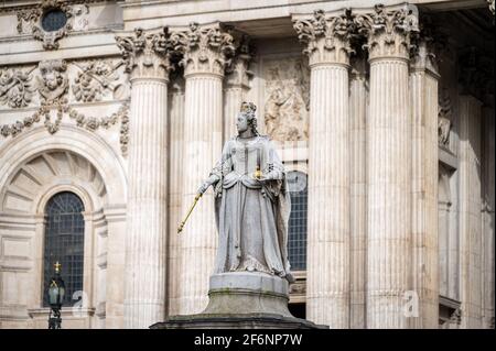 Statua della Regina Anna, fuori dalla cattedrale di St Paul, Londra, Regno Unito Foto Stock