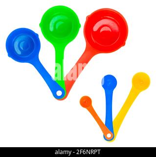 Una serie di misurini o cucchiai colorati, isolati su uno sfondo bianco Foto Stock