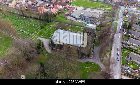 Foto in drone aereo di una chiesa storica nella città britannica di Alverthorpe a Wakefield nel Regno Unito conosciuta come Chiesa di San Paolo, che mostra la chiesa e g Foto Stock