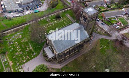 Foto in drone aereo di una chiesa storica nella città britannica di Alverthorpe a Wakefield nel Regno Unito conosciuta come Chiesa di San Paolo, che mostra la chiesa e g Foto Stock