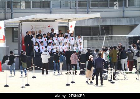 Iida, Giappone, 02/04/2021, evento di torcia olimpica nella città di iida. Politici locali e bambini che posano per una foto memoriale. Foto Stock