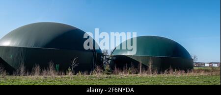 Impianto di biogas panoramico in Germania con cielo blu Foto Stock