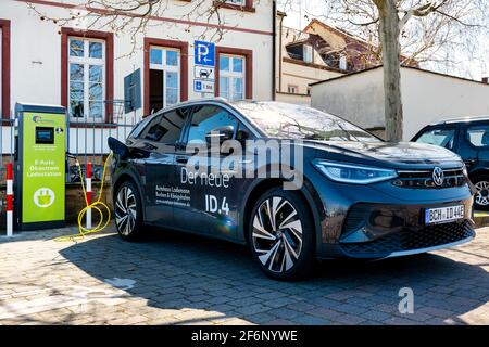 Bad Dürkheim, Germania,2021: Golf ID.4 completamente elettrico in una stazione di ricarica Foto Stock