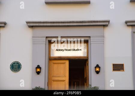 L'esterno dell'edificio degli Abbey Road Studios, dettaglio dell'entrata, Londra, Regno Unito. Foto Stock