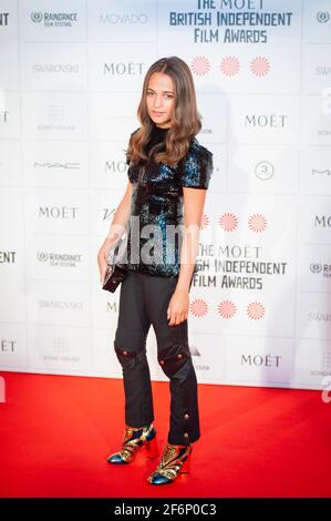 Alicia Vikander arriva al Moet British Independent Film Awards 2014 al Billingsgate Market di Londra Foto Stock