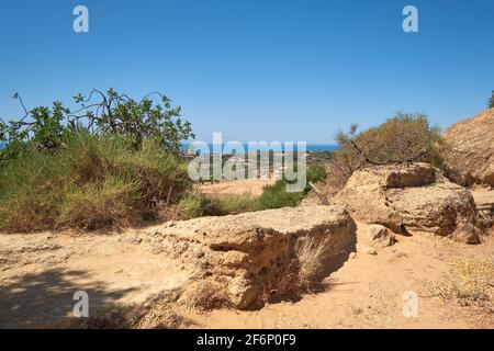 Antica parete protettiva della città di Akragas. Pietre antiche, paesaggio con ulivi e vista dalla collina. Valle dei Templi, Agrigento, Sicilia Foto Stock