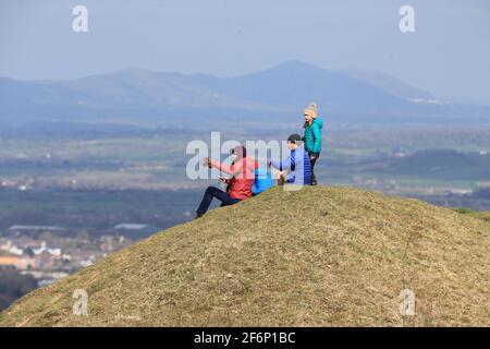 Painswick, Regno Unito, 2 aprile 2021. Regno Unito Meteo. Soleggiato con una fresca brezza mentre le persone godono la vista da Painswick Beacon il Venerdì Santo. Stroud, Gloucestershire. Credit: Gary Learmonth/Alamy Live News Foto Stock