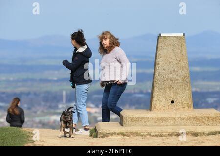 Painswick, Regno Unito, 2 aprile 2021. Regno Unito Meteo. Soleggiato con una fresca brezza mentre le persone godono la vista da Painswick Beacon il Venerdì Santo. Stroud, Gloucestershire. Credit: Gary Learmonth/Alamy Live News Foto Stock