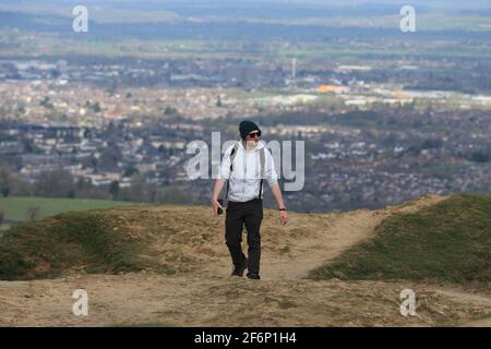 Painswick, Regno Unito, 2 aprile 2021. Regno Unito Meteo. Soleggiato con una fresca brezza mentre le persone godono la vista da Painswick Beacon il Venerdì Santo. Stroud, Gloucestershire. Credit: Gary Learmonth/Alamy Live News Foto Stock