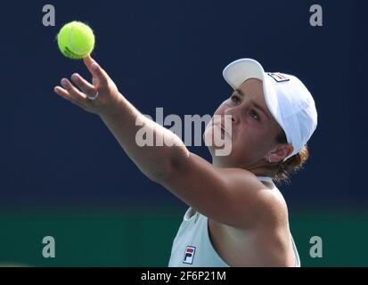 Miami Gardens, Florida, Stati Uniti. 01 Aprile 2021. Ashleigh Barty Vs Elina Svitolina durante le semifinali al 2021Miami Open all'Hard Rock Stadium il 01 aprile 2021 a Miami Gardens, Florida. Credit: Mpi04/Media Punch/Alamy Live News Foto Stock