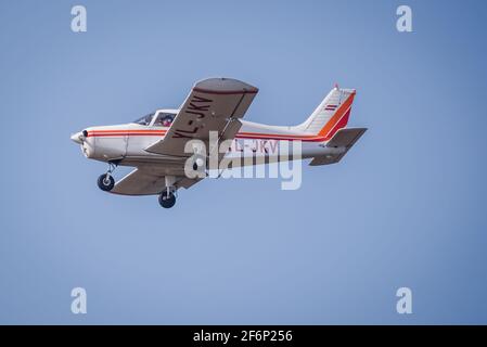 ADAZI, LETTONIA. 27 marzo 2021. Piper PA-28 YL-JKV aereo che vola nel cielo. Foto Stock