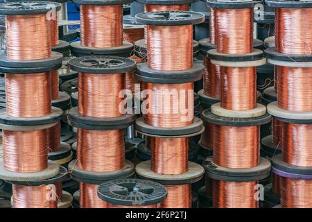 Bobine di filo metallico all'interno del magazzino dello stabilimento. Foto Stock