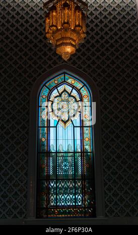Vetrate colorate nella Grande Moschea del Sultano Qaboos, Mascate, Oman Foto Stock