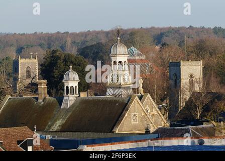 Ammira subito dopo l'alba di Thetford Guildhall, St Peters Church, St Cuthberts Church, Thetford Guildhall e il campanile da Castle Hill, Thetford. Foto Stock