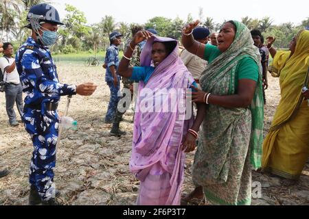 Kolkata, India. 01 Aprile 2021. Il personale di sicurezza tiene vigile mentre il villaggio solleva uno slogan contro il capo ministro del Bengala occidentale Mamata Banerjee, in attesa all'interno di una stazione di poling durante la seconda fase delle elezioni legislative del Bengala occidentale a Boyal a Nandigram il 1 aprile 2021. (Foto di Dipa Chakraborty/Pacific Press/Sipa USA) Credit: Sipa USA/Alamy Live News Foto Stock