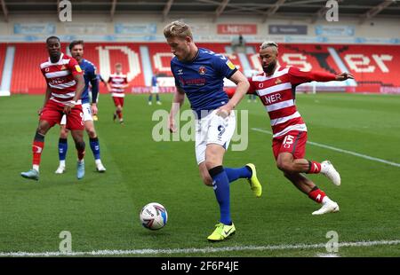 Jayden Stockley di Charlton Athletic (a sinistra) e John Bostock di Doncaster Rovers (a destra) combattono per la palla durante la partita della Sky Bet League uno al Keepmoat Stadium di Doncaster. Data immagine: Venerdì 2 aprile 2021. Vedi la storia di PA: CALCIO Doncaster. Il credito fotografico dovrebbe essere: Nigel French/PA Wire. RESTRIZIONI: SOLO USO EDITORIALE non utilizzare con audio, video, dati, elenchi di apparecchi, logo di club/campionato o servizi "live" non autorizzati. L'uso in-match online è limitato a 120 immagini, senza emulazione video. Nessun utilizzo nelle scommesse, nei giochi o nelle pubblicazioni di singoli club/campionati/giocatori. Foto Stock