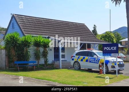 La minuscola stazione di polizia nella piccola città di Coromandel, Nuova Zelanda, con una macchina di polizia parcheggiata all'esterno Foto Stock