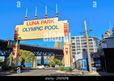 Un cartello di benvenuto in stile Art Déco 'Luna Park / Olympic Pool / Bradfield Park' a Milsons Point, Sydney, Australia Foto Stock