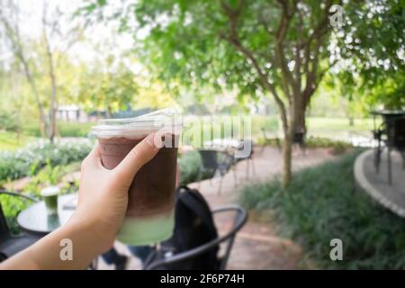 Bicchiere di bevanda al cioccolato alla menta ghiacciata, foto di brodo Foto Stock