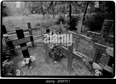 1994 campo di concentramento di Buchenwald Weimar in Turingia Germania 1989 alla fine del ‘, dopo la caduta delle tombe del Muro, rivelarono i resti degli ex nazisti imprigionati nel campo speciale sovietico numero 2. Tra il 1990 e il 1994 queste tombe furono segnate da stele metalliche e quando fu chiamata una croce fu eretta. Tra il 1945 e il 10 febbraio 1950, il campo è stato amministrato dall'Unione Sovietica e servito come campo speciale n. 2 della NKVD.[1] faceva parte di una rete di "campi speciali" operativa dal 1945, formalmente integrata nel Gulag nel 1948 Foto Stock