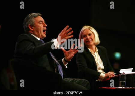 Il primo Ministro Gordon Brown siede con la presentatrice Mariella Frostrup Una sessione di domande e risposte alla conferenza del Partito laburista pic David Sandison Foto Stock