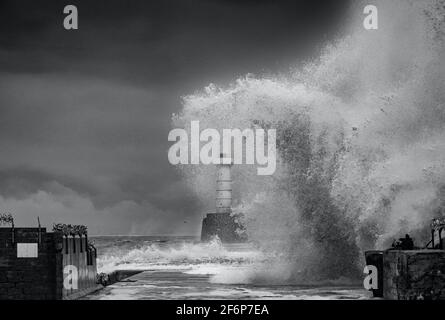 Mari tempestosi, Aberdeen sud breakwater Foto Stock