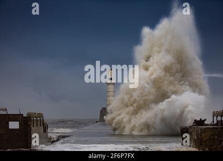 Mari tempestosi, Aberdeen sud breakwater Foto Stock