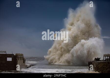 Mari tempestosi, Aberdeen sud breakwater Foto Stock