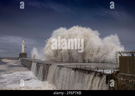 Mari tempestosi, Aberdeen sud breakwater Foto Stock