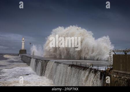 Mari tempestosi, Aberdeen sud breakwater Foto Stock