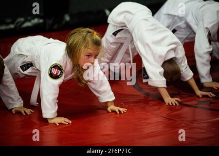 Donna e bambina in kimono con ombrello che entra al cancello rosso del  santuario, nel giardino giapponese Foto stock - Alamy