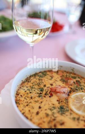 Zuppa francese di pesce bouillabaisse più popolare a Marsiglia, qui è fotografato con un bicchiere del vino francese chablis nel famoso ristorante Odessa. Foto Stock