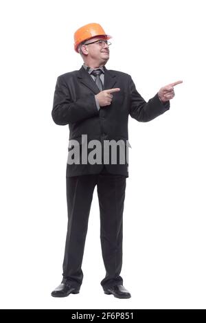 Uomo ingegnere senior che indossa casco su uno sfondo bianco isolato Foto Stock