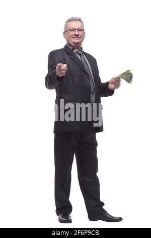 Uomo anziano che tiene mazzo di banconote su sfondo isolato g Foto Stock