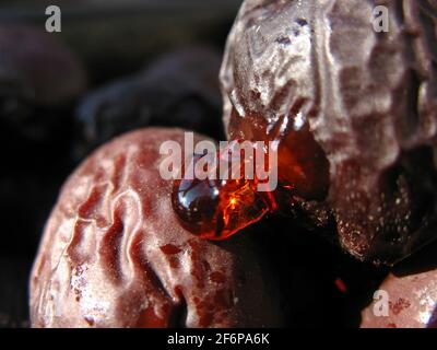 Succo di foglie di prugne secche, macrofotografia di frutta. Foto di alta qualità Foto Stock