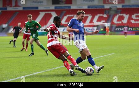 Alex Gilbey di Charlton Athletic (a destra) e Cameron John di Doncaster Rovers (a sinistra) combattono per la palla durante la partita della Sky Bet League One al Keepmoat Stadium di Doncaster. Data immagine: Venerdì 2 aprile 2021. Vedi la storia di PA: CALCIO Doncaster. Il credito fotografico dovrebbe essere: Nigel French/PA Wire. RESTRIZIONI: SOLO USO EDITORIALE non utilizzare con audio, video, dati, elenchi di apparecchi, logo di club/campionato o servizi "live" non autorizzati. L'uso in-match online è limitato a 120 immagini, senza emulazione video. Nessun utilizzo nelle scommesse, nei giochi o nelle pubblicazioni di singoli club/campionati/giocatori. Foto Stock