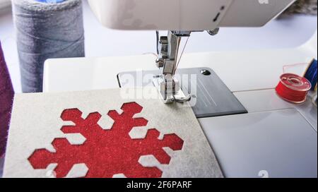 macchina elettrica da cucire con filo e bobina Foto Stock