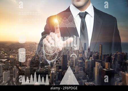 Concetto aziendale. Sviluppo aziendale fino al concetto di successo e crescita. Uomo d'affari che punta al grafico statistico. Piano di crescita aziendale futura Foto Stock