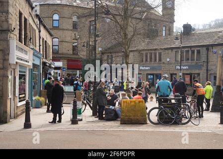 Hebden Bridge, Yorkshire, Regno Unito. 2 Aprile 2021. Folle di persone che si godono il bel tempo nelle strade di Hebden Bridge, nel West Yorkshire il Venerdì Santo. Il rilassamento delle restrizioni di Covid-19 ha permesso a più persone di riunirsi all'aperto. Credit: Immagini dello Yorkshire occidentale/Alamy Live News Foto Stock