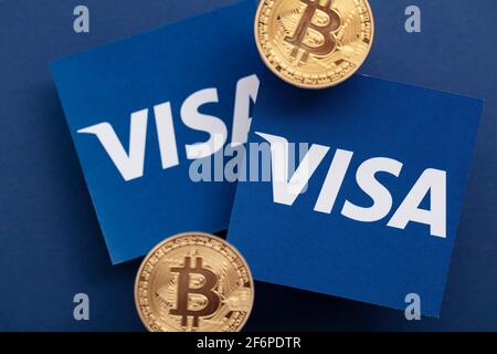 LONDRA, UK - Marzo 2021: Criptovaluta Bitcoin sul logo del servizio finanziario Visa Foto Stock