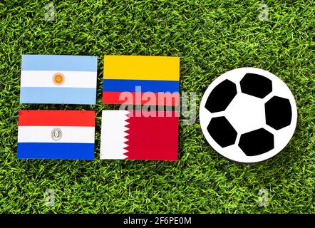 Bandiere di Argentina, Colombia, Paraguay e Qatar nello stadio di calcio - Coppa America partita di calcio conmebol Brasile 2019. Foto Stock