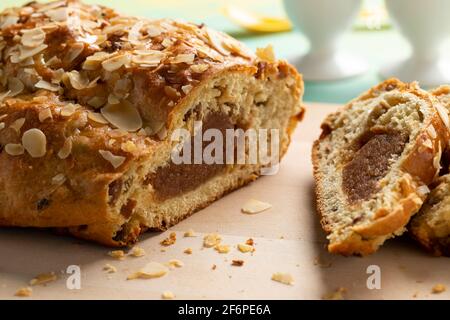 Tradizionale pane pasquale olandese fatto in casa e fette ripieni di mandorla pasta, cannella e mandorle da vicino Foto Stock