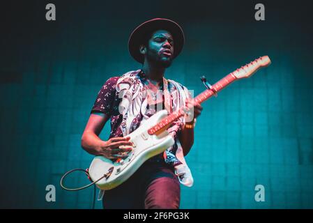 ITALIA, LUCCA 2015: Il cantante, cantautore e musicista americano Gary Clark Jr si esibisce dal vivo sul palco, in apertura per Lenny Kravitz, al Lucca Summer Festival Foto Stock