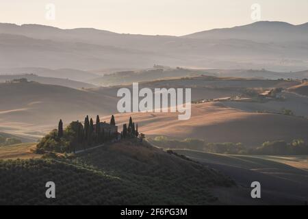 San Quirico d'Orcia - Agosto 20 2020: Podere Belvedere Villa in Val d'Orcia in Toscana, Italia all'alba o all'alba Foto Stock