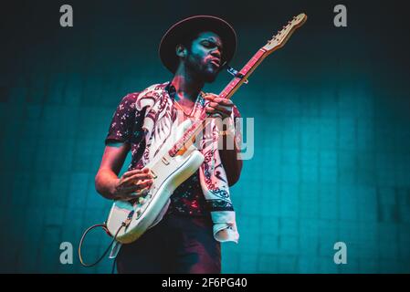 ITALIA, LUCCA 2015: Il cantante, cantautore e musicista americano Gary Clark Jr si esibisce dal vivo sul palco, in apertura per Lenny Kravitz, al Lucca Summer Festival Foto Stock