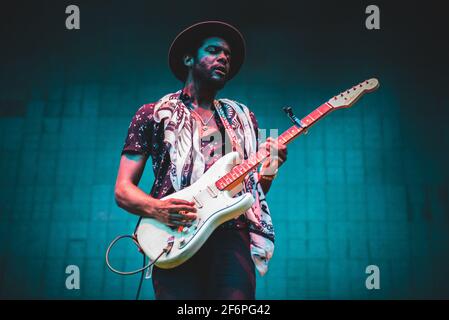 ITALIA, LUCCA 2015: Il cantante, cantautore e musicista americano Gary Clark Jr si esibisce dal vivo sul palco, in apertura per Lenny Kravitz, al Lucca Summer Festival Foto Stock