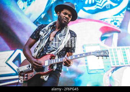 ITALIA, LUCCA 2015: Il cantante, cantautore e musicista americano Gary Clark Jr si esibisce dal vivo sul palco, in apertura per Lenny Kravitz, al Lucca Summer Festival Foto Stock